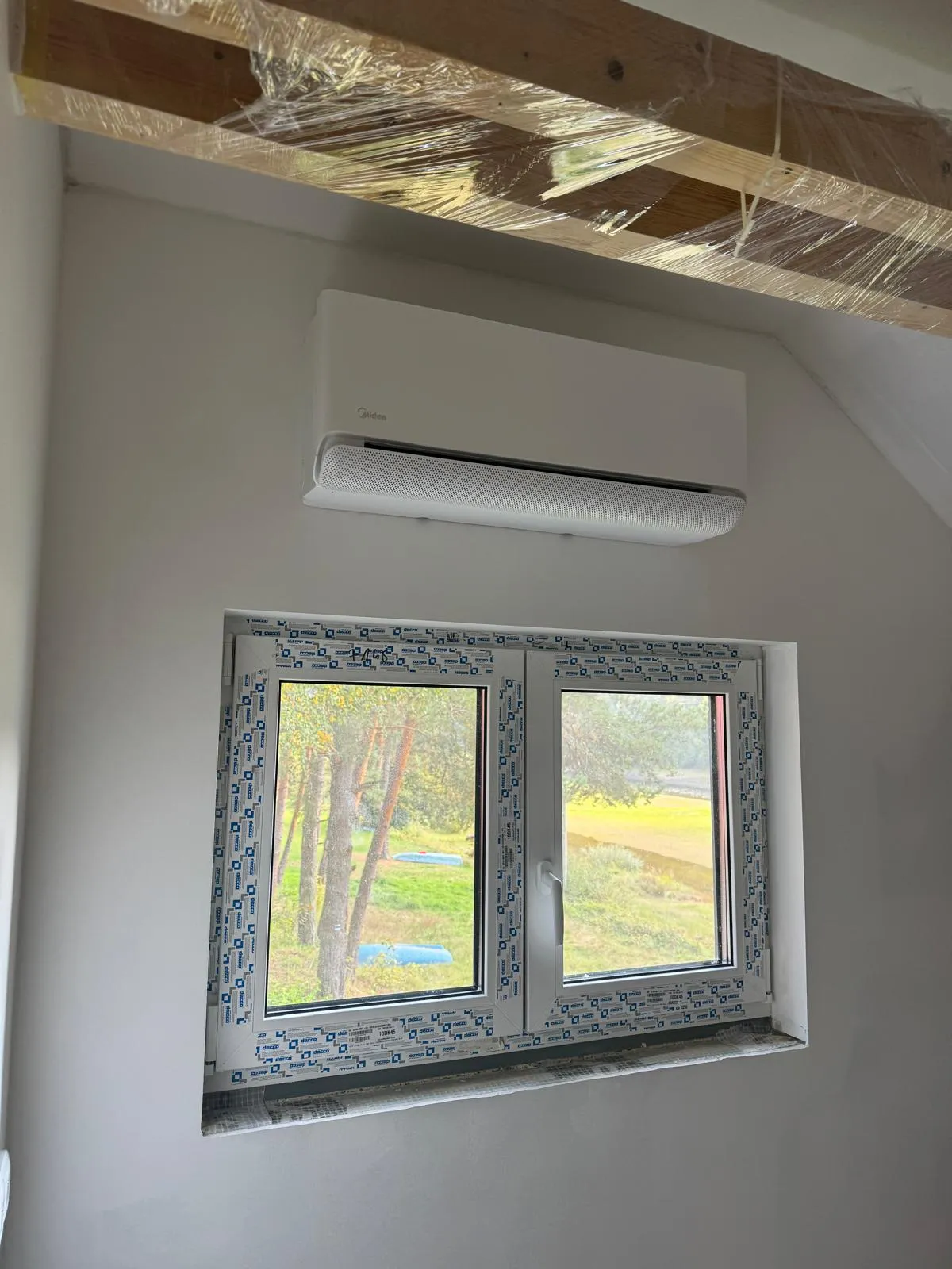 Nástěnná klimatizace Midea v podkrovní místnosti