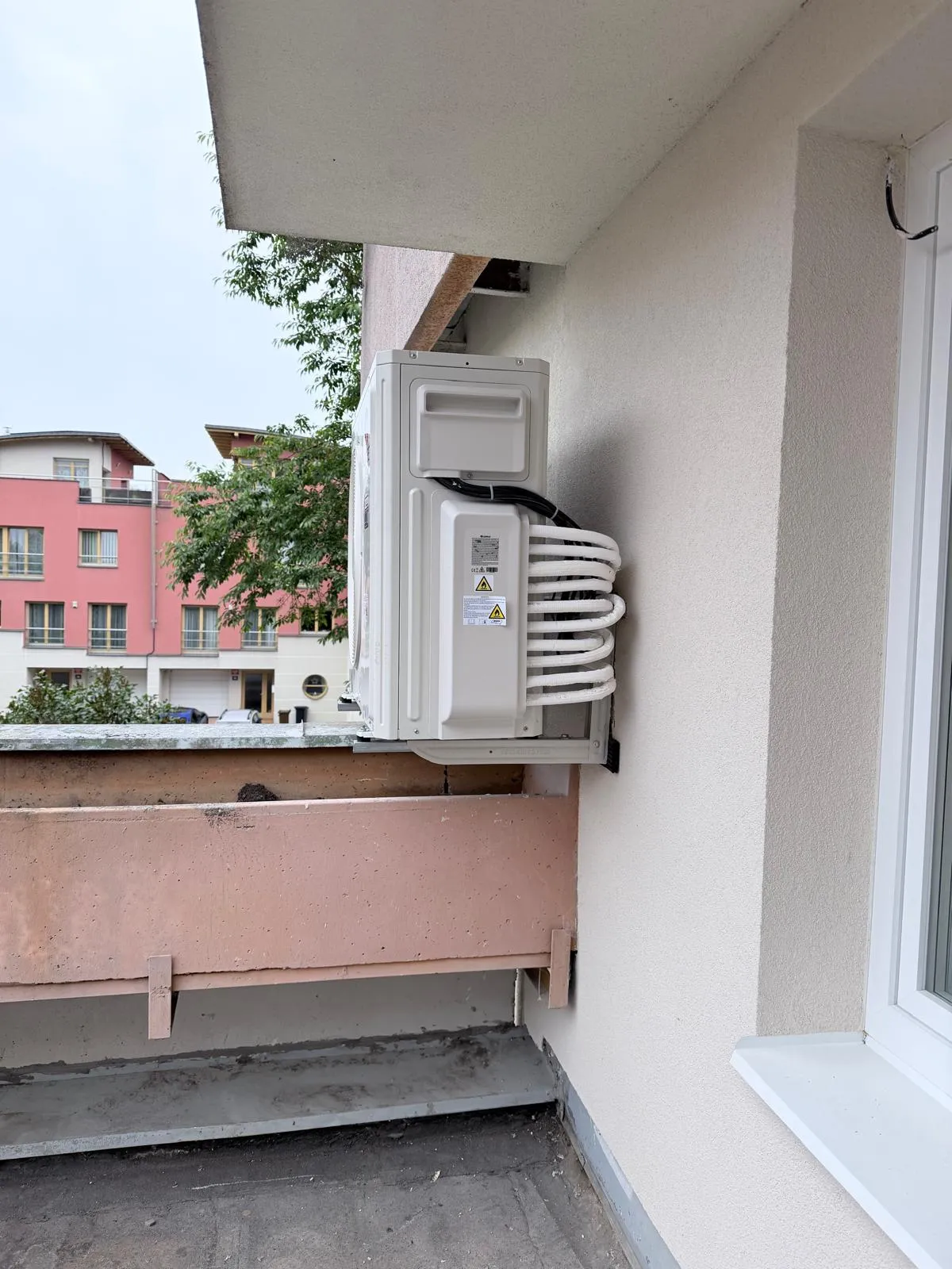 Venkovní jednotka klimatizace na balkoně bytu