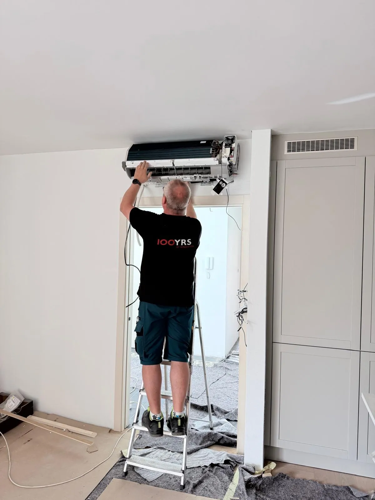 Technik při montáži vnitřní jednotky klimatizace