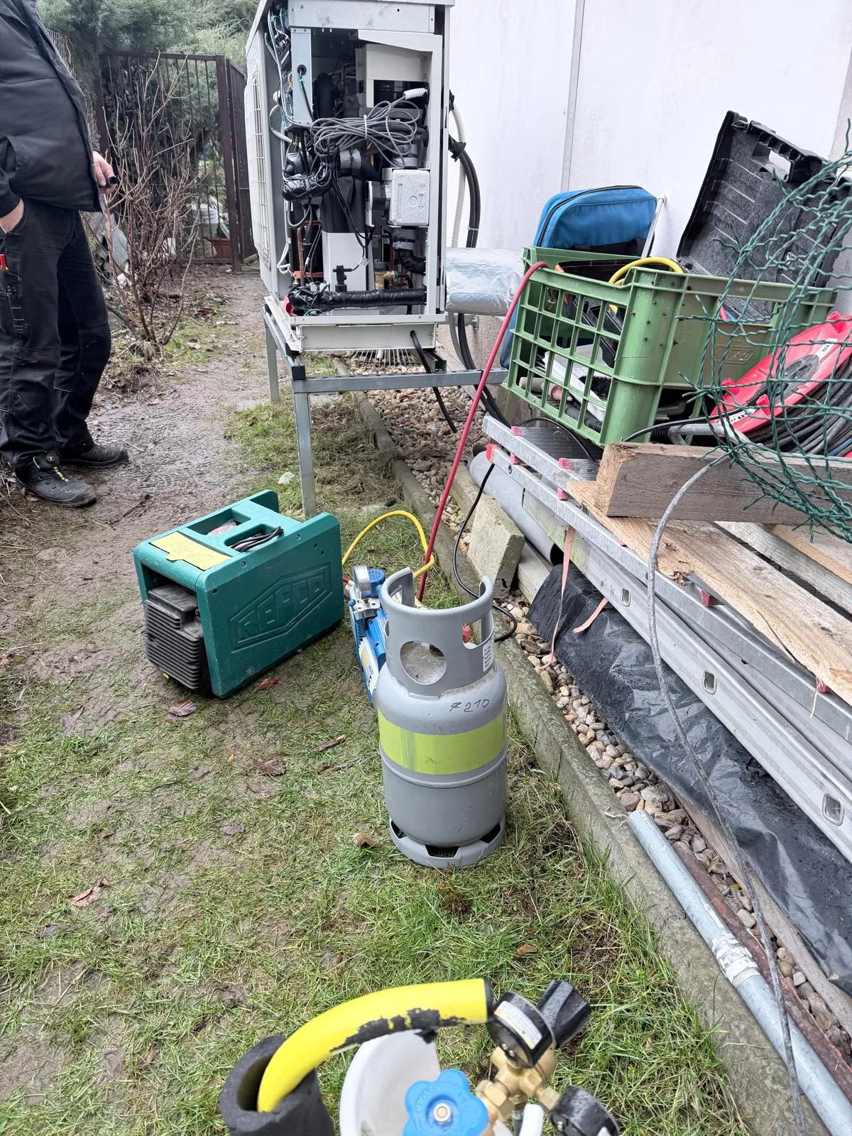 Servis venkovní jednotky tepelného čerpadla s vývěvou a tlakoměry v Praze