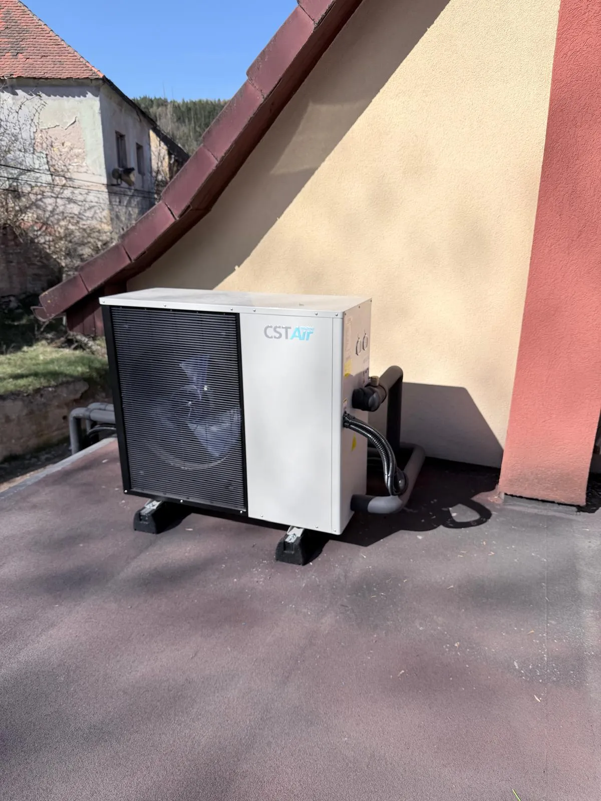 Tepelné čerpadlo CST Air monoblok na terase rodinného domu