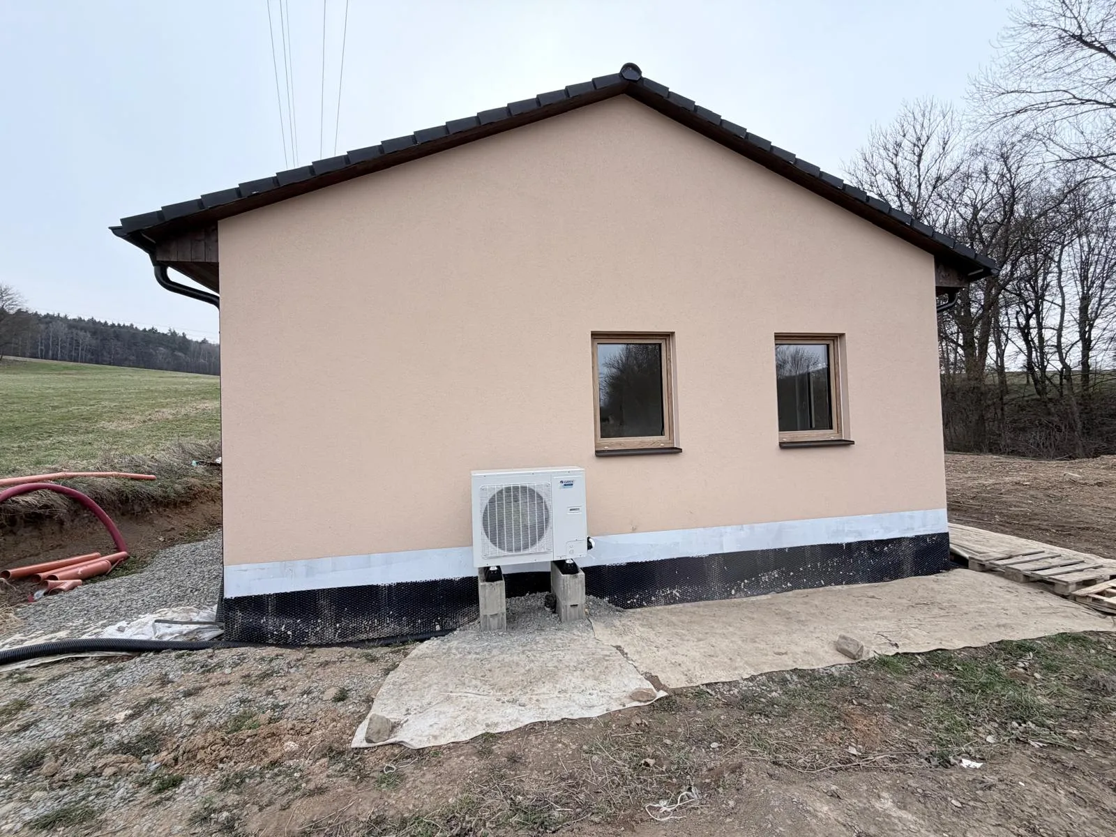 Venkovní monoblok tepelného čerpadla u rodinného domu